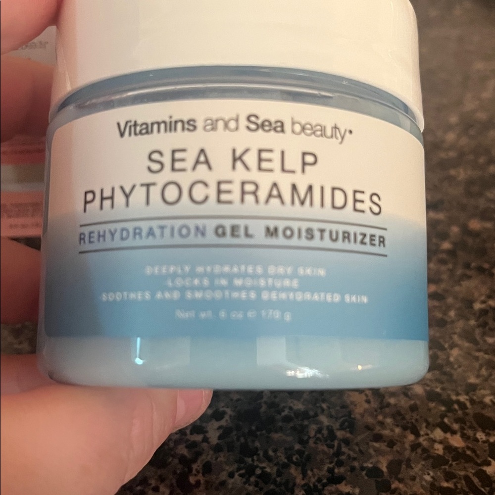 Sea Kelp Phytoceramides Hydration Gel Moisturizer  & Vitamin C Complex - Picture 3 of 3